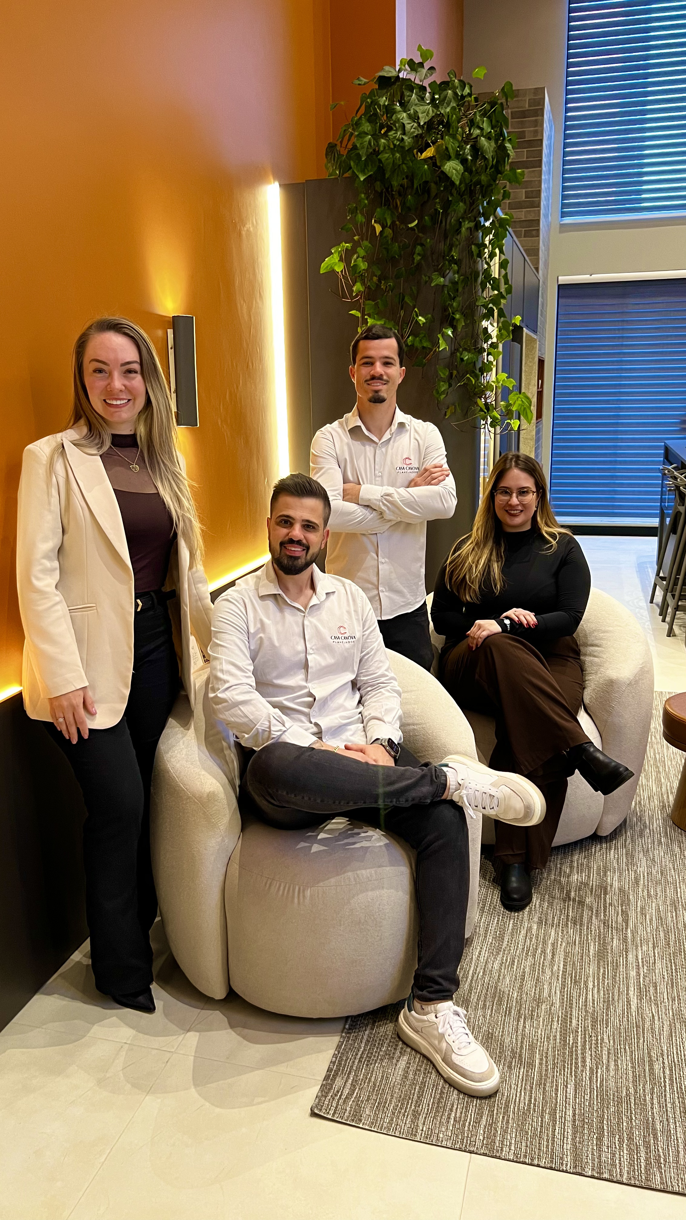 Equipe da Casa Canova reunida no showroom